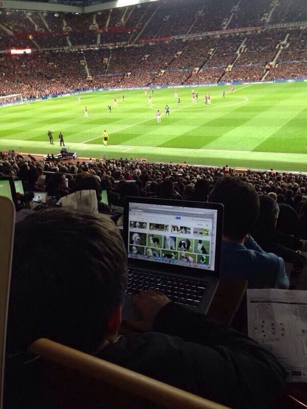 Pep si Moyes l-au plictisit RAU de tot! Ce facea un spectator la meciul dintre United si Bayern! FOTO_1