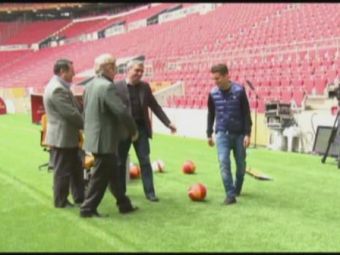 
	Imagini DEMENTIALE pe stadionul lui Galatasaray! Ianis l-a driblat pe Gica Hagi, milioane de fani Galata incep sa VISEZE! VIDEO
