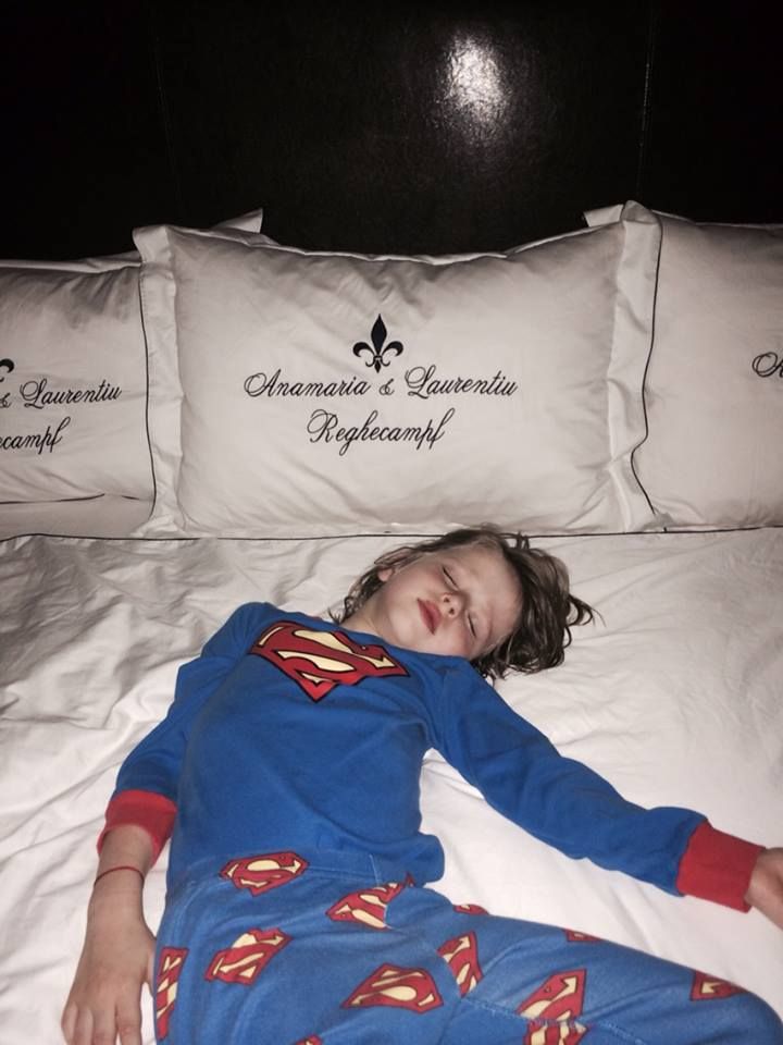 Imaginea postata de Reghecampf la 2 noaptea pe Facebook! "Superman e cazut la datorie" FOTO_2