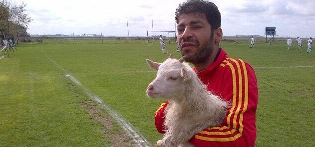Cea mai tare imagine din week-end! Un jucator a salvat o capra la un meci din Romania! :)) FOTO_1