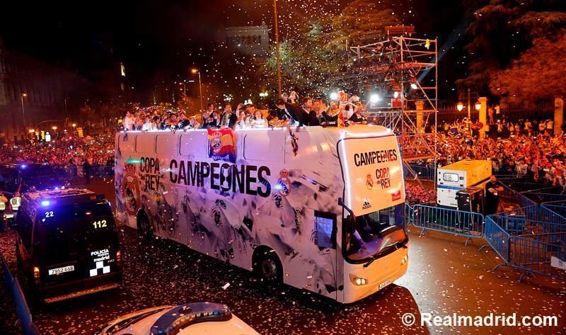 SARBATOARE la Madrid! Fanii au iesit pe strazile orasului! Cele mai tari imagini de la ceremonia Realului_1