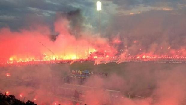 
	Cea mai INCENDIARA coregrafie vazuta vreodata, LA PROPRIU! :) Fanii au fost la un pas sa dea foc intregului stadion la derby!
