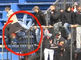 
	Scene de GROAZA pe stadion! Un fan a cazut in gol din tribuna! Ce s-a intamplat cu suporterul VIDEO

