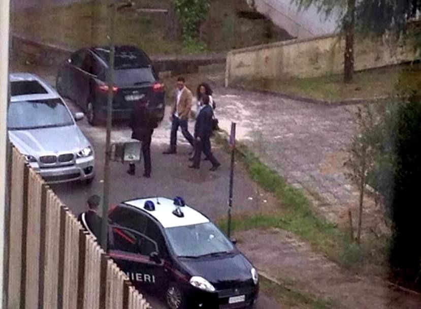 FOTO Momentul in care Balotelli si-a vazut pentru prima data fiica! A primit doar 10 minute si fost asistat de politie! _6