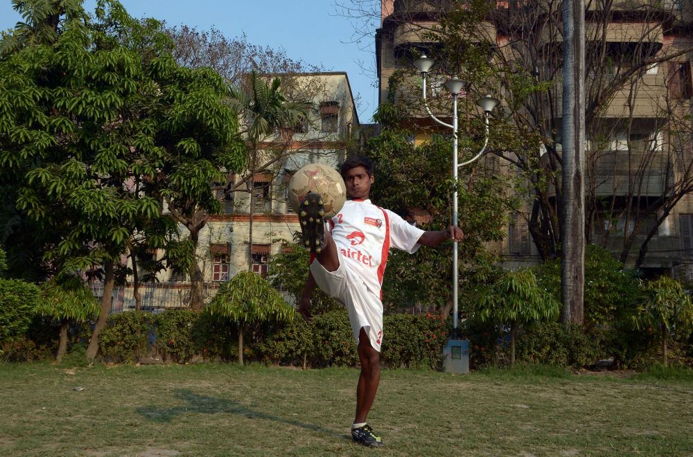 Slumdog Millionaire: Indianul de 16 ani care ajunge la Manchester United. Mama lui e prostituata si locuieste in mahala! _1