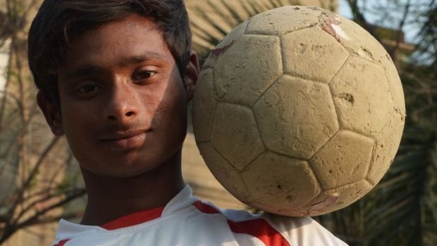 
	Slumdog Millionaire: Indianul de 16 ani care ajunge la Manchester United. Mama lui e prostituata si locuieste in mahala!&nbsp;
