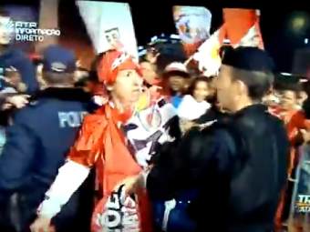 
	Ce s-a intamplat cand Jorje Jesus a fost confundat de jandarmi cu un suporter la sarbatoarea de titlu a Benficai :) VIDEO
