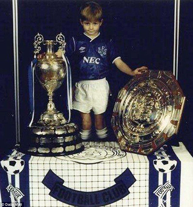 Imagini INCREDIBILE! Gerrard s-a fotografiat cu trofeul Premier League in echipementul unei rivale! Reactia Starului_1