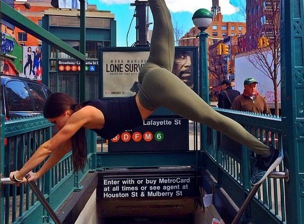 "Pe aici se intra!" Femeia dependenta de fitness care a rupt retelele de socializare a revolutionat calatoria cu metroul! VIDEO_1