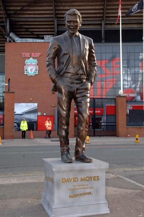 Caterinca anului in Anglia! Dat afara de la United, David Moyes are statuie in fata stadionului lui Liverpool! Ce scrie pe soclu:)_2