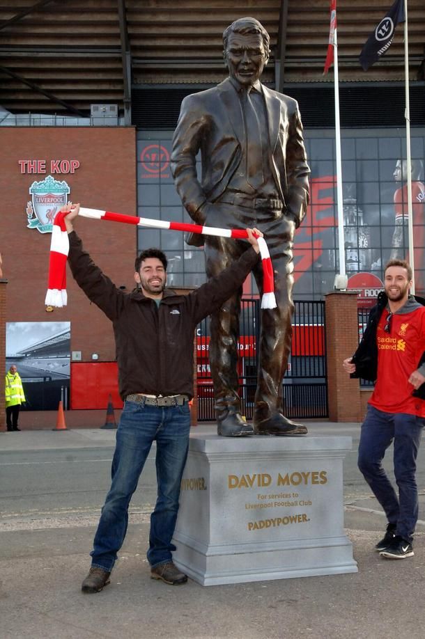 Caterinca anului in Anglia! Dat afara de la United, David Moyes are statuie in fata stadionului lui Liverpool! Ce scrie pe soclu:)_3
