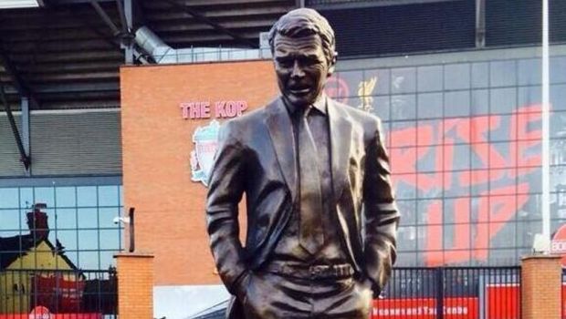 
	Caterinca anului in Anglia! Dat afara de la United, David Moyes are statuie in fata stadionului lui Liverpool! Ce scrie pe soclu:)
