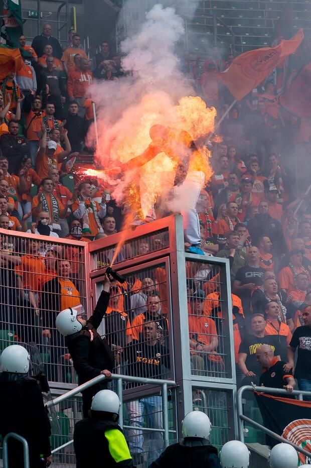 VIDEO Fortele de ordine au dat FOC unui suporter pe stadion! Imagini INCREDIBILE in Polonia!_1