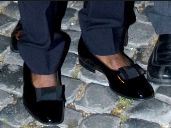 
	FOTO Aparitia &quot;SOC&quot; a lui Gervinho! S-a prezentat la un eveniment incaltat cu pantofi de dama! :)

