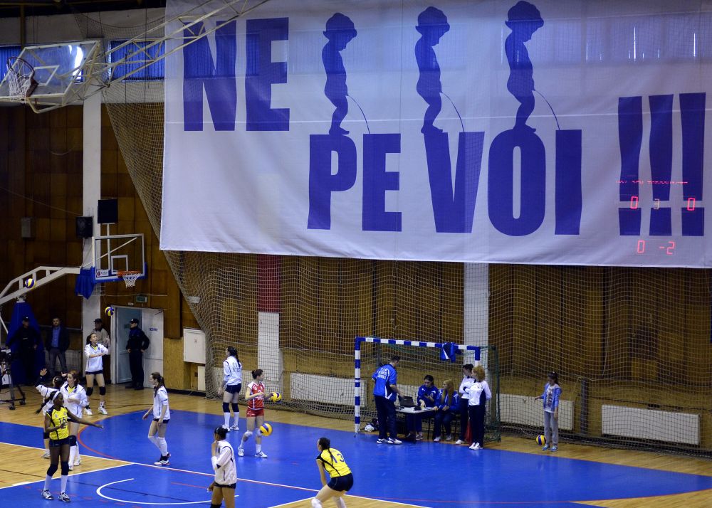 Banner INCREDIBIL in Romania! Le-a fost RUSINE sa citeasca ce scria aici. Vezi imaginea SCANDALOASA_1