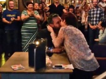 
	E asta cea mai tare cerere in casatorie din ISTORIE? Un barbat si-a surprins TOTAL iubita in restaurant! VIDEO
