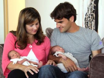 
	&#39;Performanta&#39; pentru Roger Federer! :) Sotia sa a nascut doi gemeni, a doua oara! 4 &#39;ASI&#39; in doua &#39;meciuri&#39;! Mesaj emotionant!
