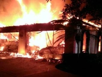 
	Clipe de GROAZA! Casa unui sportiv celebru a fost incendiata! Pompierii au descoperit trei victime!
