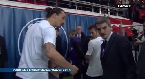 SCENE INCREDIBILE! Un reporter da din greseala peste copilul lui Zlatan! Nu iti vine sa crezi ce urmeaza! VIDEO_1