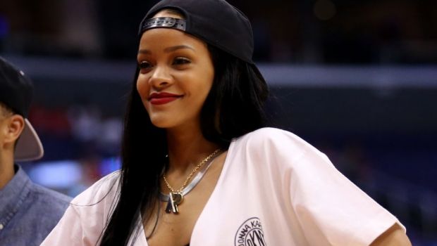 
	Rihanna, aparitie sexy la un meci din playoff-ul NBA: &quot;Incerca sa le distraga atentia jucatorilor!&quot; Rezultatele din playoff
