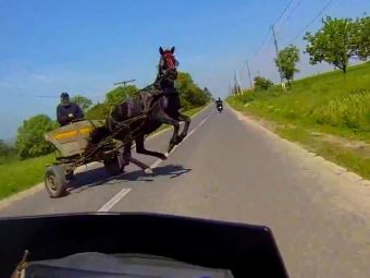 
	VIDEO Imaginile din Romania care fac inconjurul lumii! Ce s-a intamplat intre o caruta si o motocicleta pe sosea
