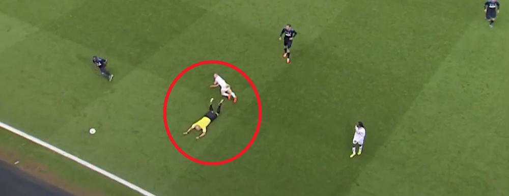 Faza DEMENTA sub ochii lui Chiriches! Arbitrul a inceput sa dribleze, Holtby i-a dat la oase , apoi au sarit la bataie! VIDEO :) Tottenham Howard Webb Lewis Holtby