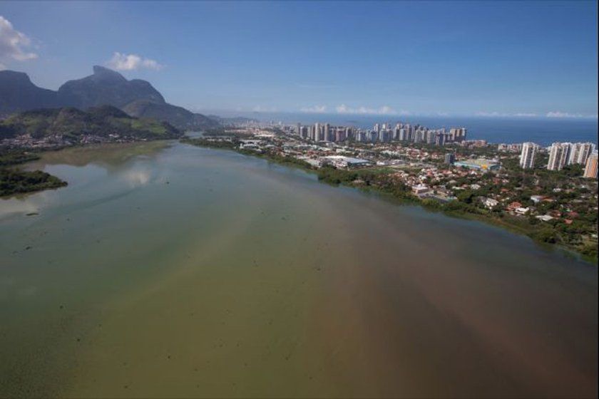 "In Rio, daca te duci la plaja, ajungi la canal!" Dezastrul din Rio inainte de Mondialul din Brazilia. Ce au gasit in apa _2