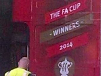 
	Imaginea care a scapat astazi pe net: Wenger a comandat deja autobuzul pentru sarbatoarea castigarii FA Cup! Finala e la Sport.ro
