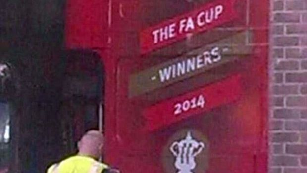 
	Imaginea care a scapat astazi pe net: Wenger a comandat deja autobuzul pentru sarbatoarea castigarii FA Cup! Finala e la Sport.ro
