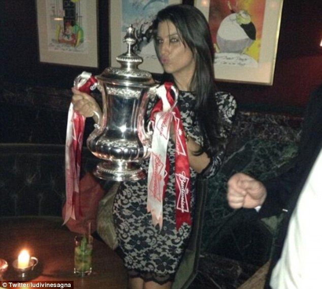 Trofeul FA Cup s-a mutat in club. Cum s-au fotografiat iubitele jucatorilor de la Arsenal cu el_4