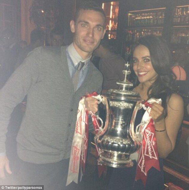 Trofeul FA Cup s-a mutat in club. Cum s-au fotografiat iubitele jucatorilor de la Arsenal cu el_6