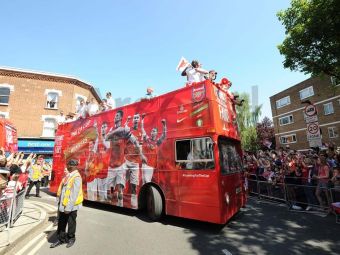 SARBATOARE in Londra! Fanii lui Arsenal au iesit pe strada dupa victoria din Cupa! Cele mai tari imagini de la petrecere VIDEO