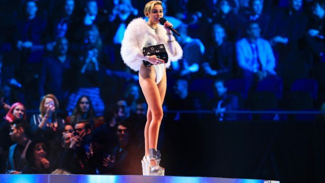 Aparitie TOTAL neasteptata pentru Miley Cyrus! Cum a venit imbracata la concert_1