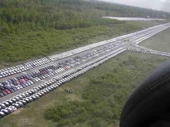 FOTO Imaginea CRIZEI in industria auto! Sute de mii de masini noi, ABANDONATE pe camp!_11