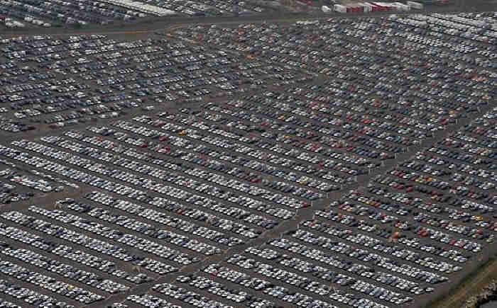 FOTO Imaginea CRIZEI in industria auto! Sute de mii de masini noi, ABANDONATE pe camp!_12