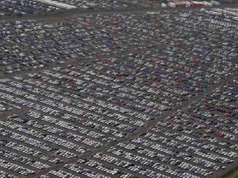 
	FOTO Imaginea CRIZEI in industria auto! Sute de mii de masini noi, ABANDONATE pe camp!
