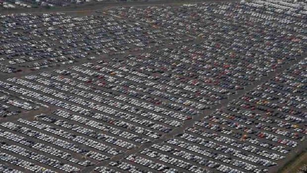 
	FOTO Imaginea CRIZEI in industria auto! Sute de mii de masini noi, ABANDONATE pe camp!
