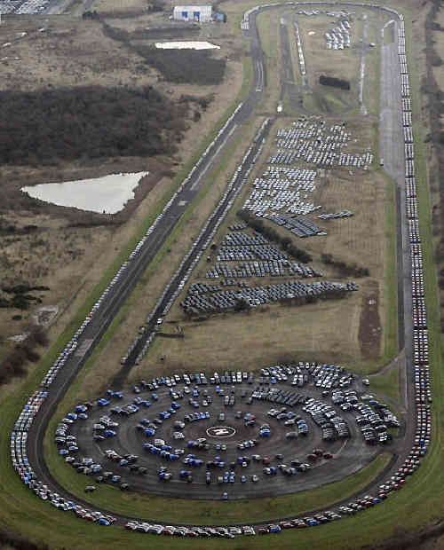 FOTO Imaginea CRIZEI in industria auto! Sute de mii de masini noi, ABANDONATE pe camp!_15