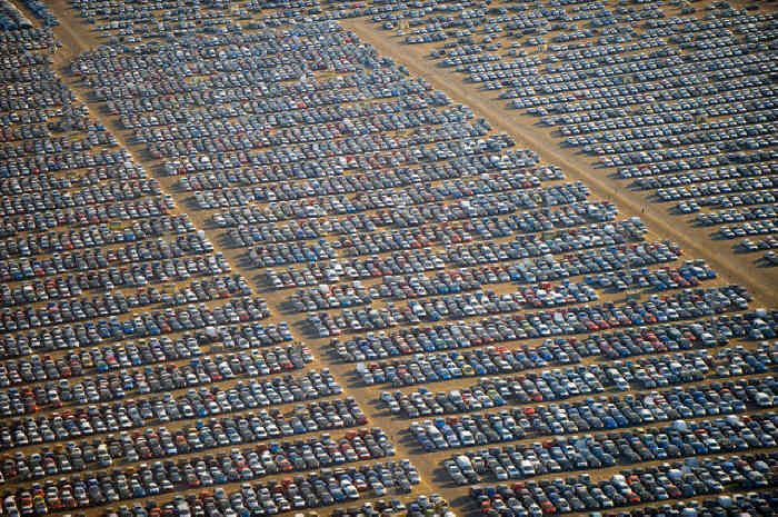 FOTO Imaginea CRIZEI in industria auto! Sute de mii de masini noi, ABANDONATE pe camp!_16