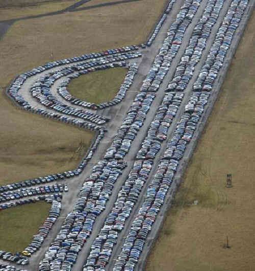 FOTO Imaginea CRIZEI in industria auto! Sute de mii de masini noi, ABANDONATE pe camp!_4