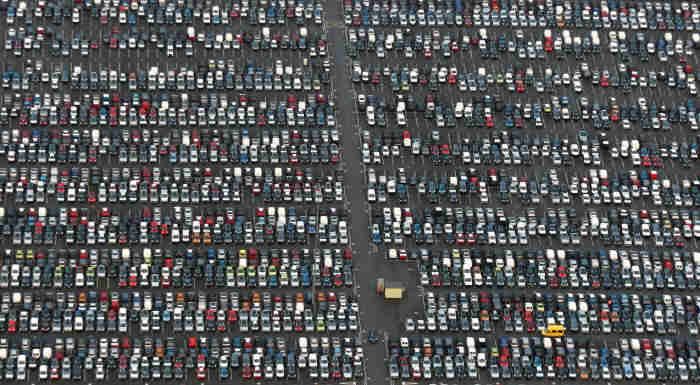 FOTO Imaginea CRIZEI in industria auto! Sute de mii de masini noi, ABANDONATE pe camp!_5