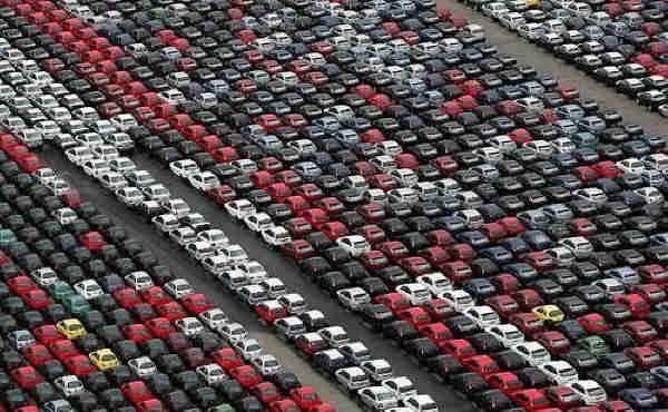 FOTO Imaginea CRIZEI in industria auto! Sute de mii de masini noi, ABANDONATE pe camp!_7