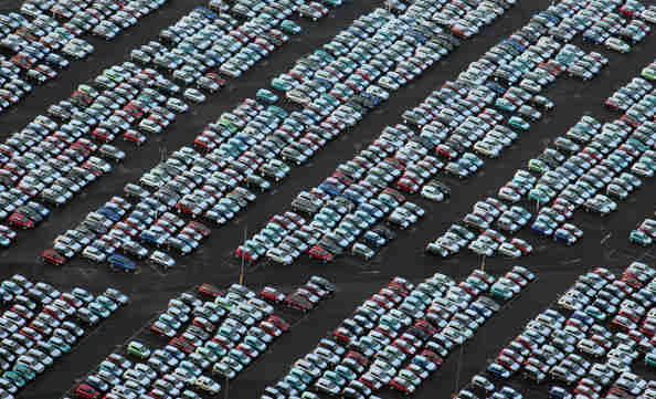 FOTO Imaginea CRIZEI in industria auto! Sute de mii de masini noi, ABANDONATE pe camp!_8