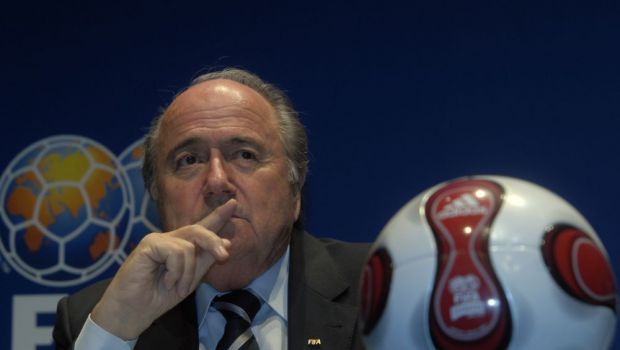 
	Aparitie total neasteptata a lui Blatter inainte de CM! Seful FIFA a facut senzatie pe covorul rosu de la Cannes
