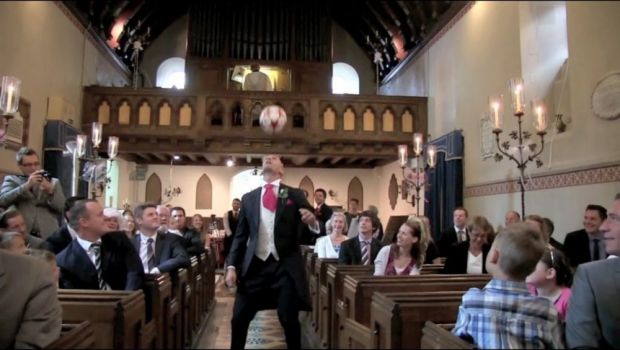 Ce face un fotbalist la altar inainte de nunta? JONGLEAZA cu mingea pana apare mireasa! VIDEO