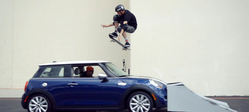 Tony Hawk REVINE! Saritura SPECTACULOASA peste o masina aflata in miscare! VIDEO Tony Hawk Mini Cooper