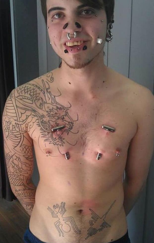 La prima vedere pare doar un tatuaj. Ce si-a facut insa acest om e HALUCINANT! Imaginile sunt socante VIDEO_3