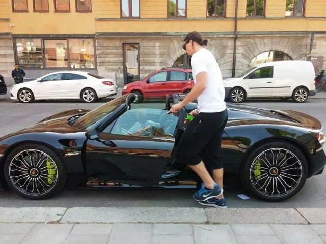 A dat 1 milion de euro pe o masina si a facut senzatie pe strazile din Stockholm! Ultima nebunie a lui Zlatan Ibrahimovic: VIDEO_1