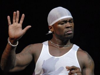 
	50 Cent s-a facut de ras in fata unui stadion plin! Celebrul rapper a vrut sa arate ca stie baseball, dar tot internetul rade acum
