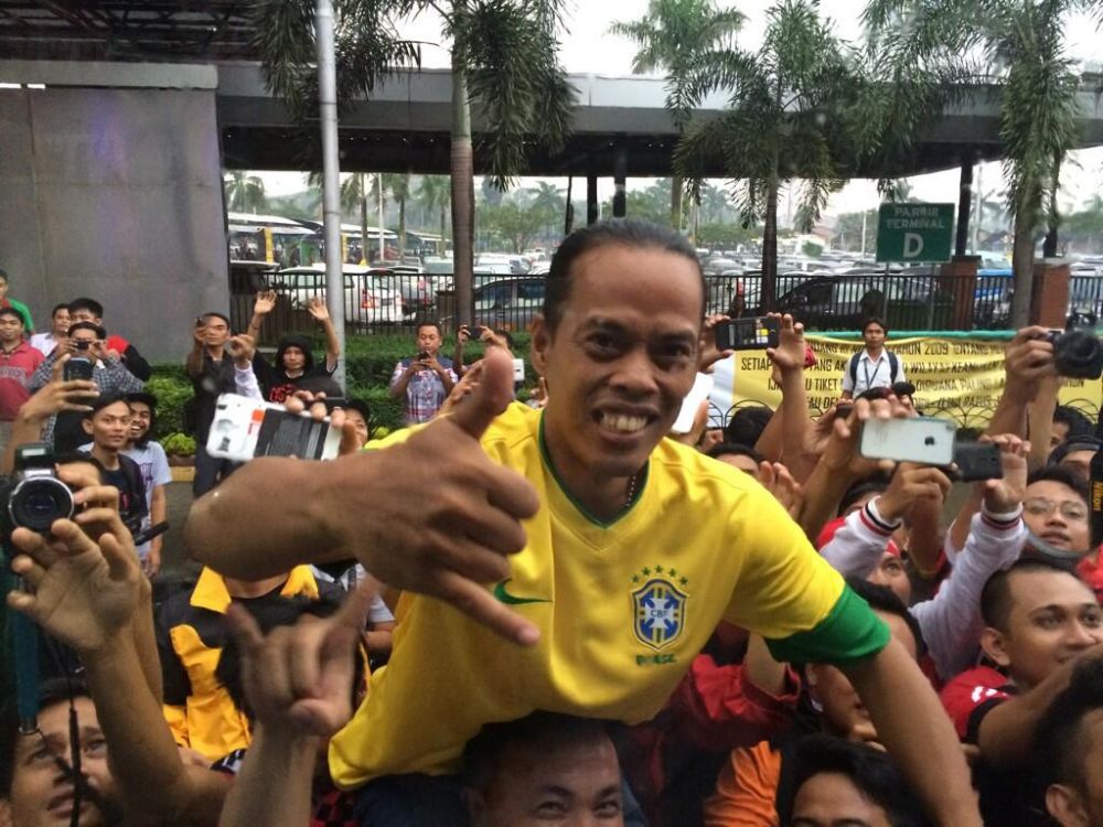 Cannavaro a avut un soc in timpul unui turneu in Asia: l-a vazut pe Ronaldinho in carca unui indonezian! Poza face senzatie pe net_1